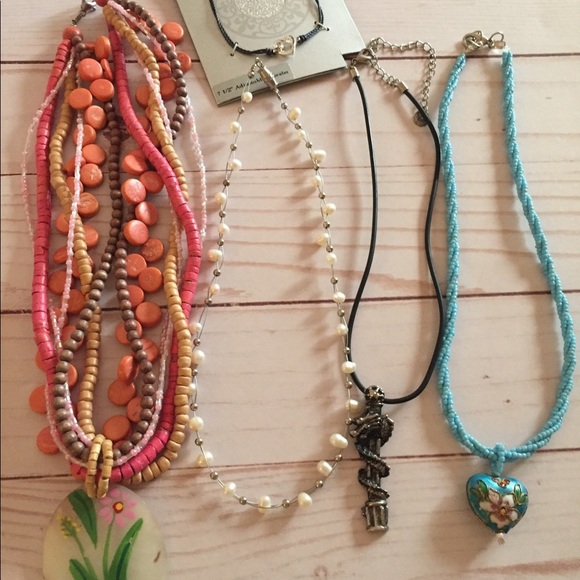 Necklaces & Bracelets Bundle Of 5 - Picture 4 of 4